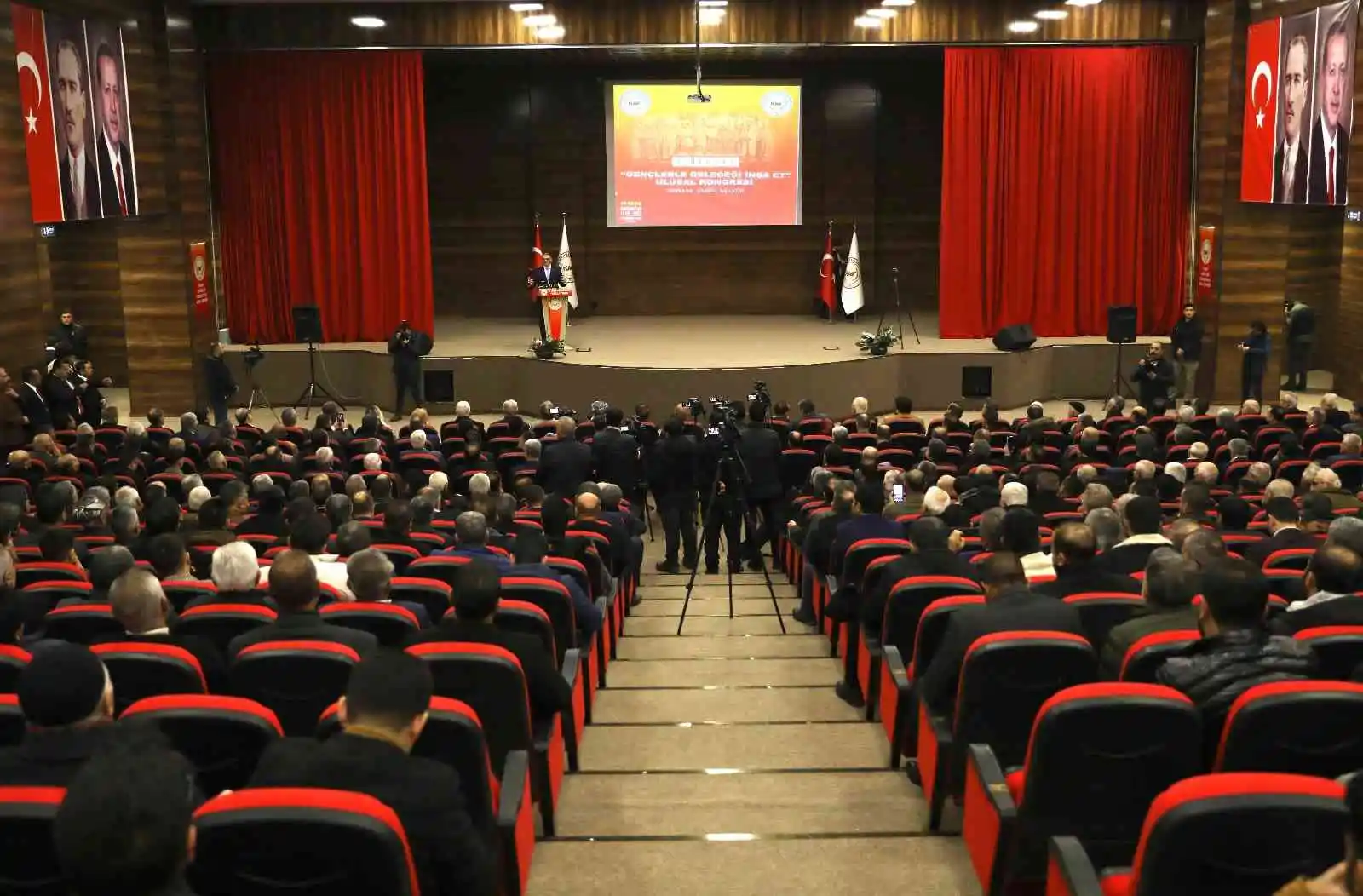 Van’da ’1. Ulusal Gençlerle Gençliği İnşa Et Kongresi’ başladı