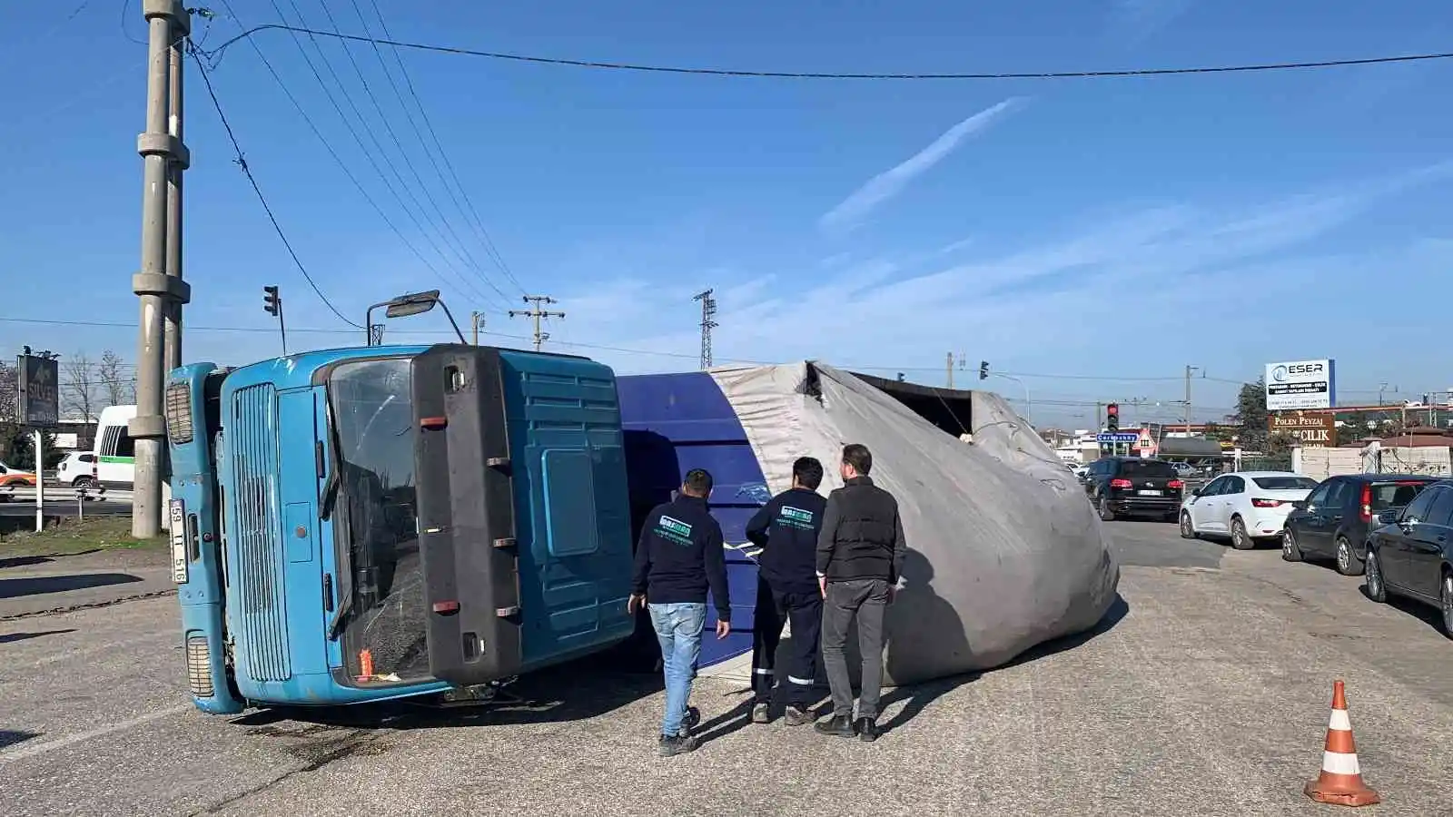 Virajı alamayan kamyon devrildi: 2 yaralı