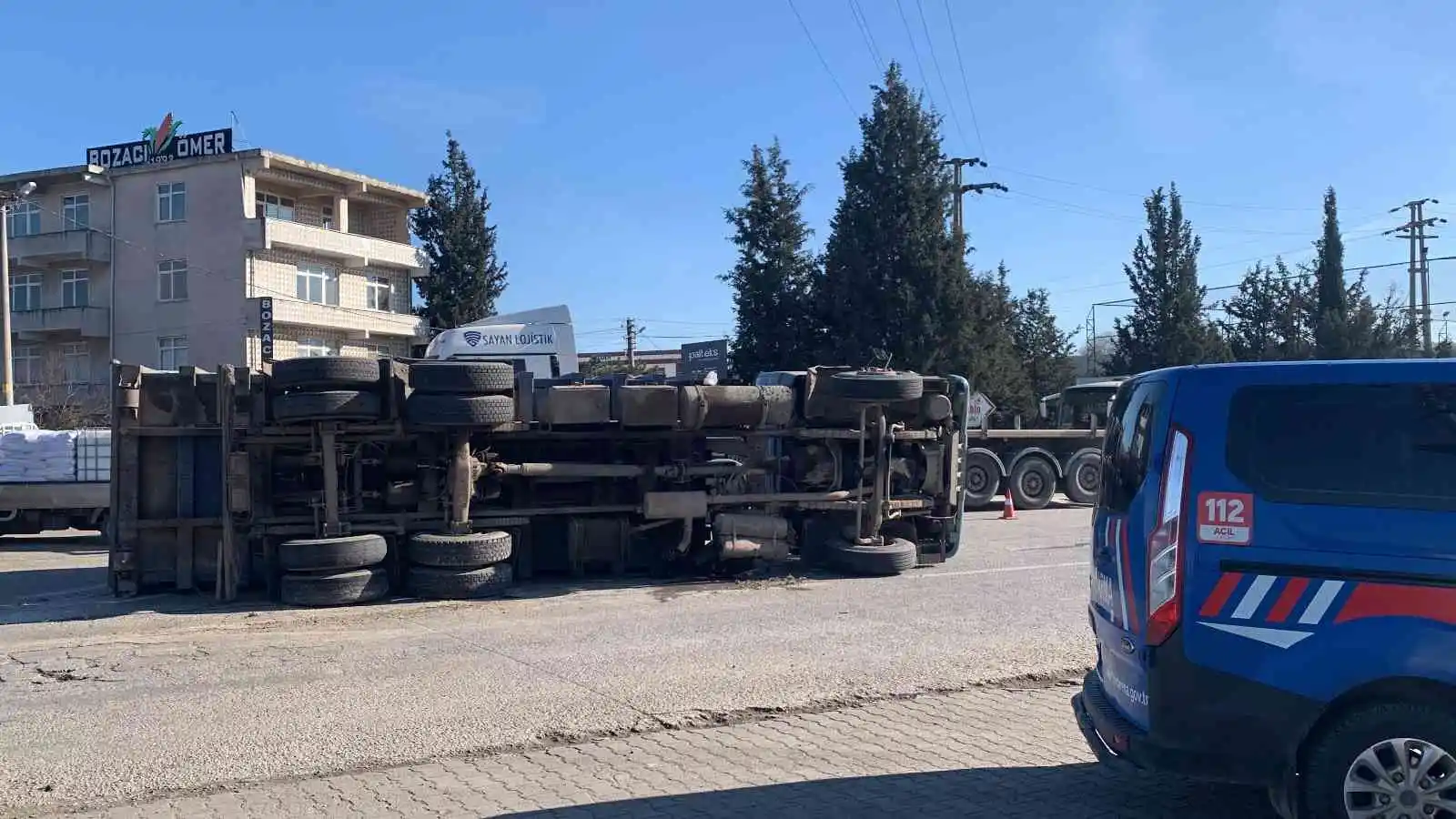 Virajı alamayan kamyon devrildi: 2 yaralı