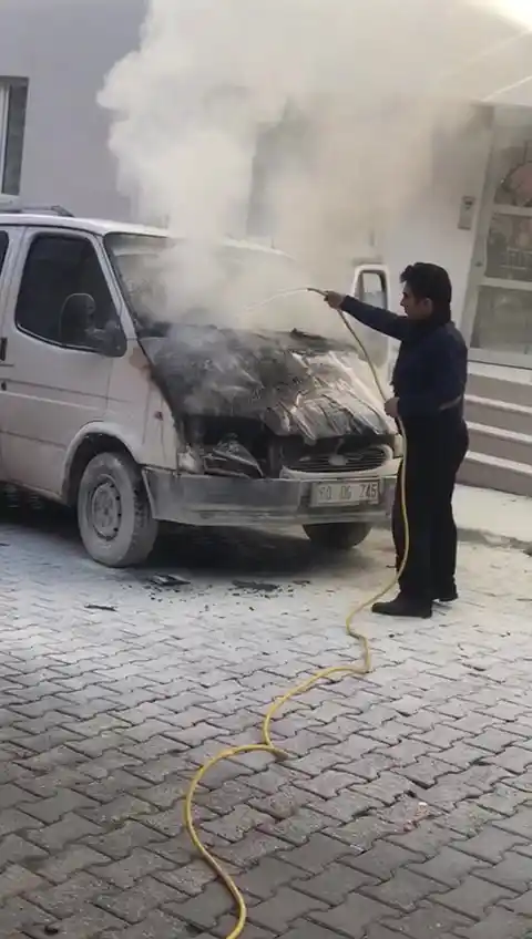 Yanan minibüsü yangın tüpü ve hortumla su tutup söndürdü