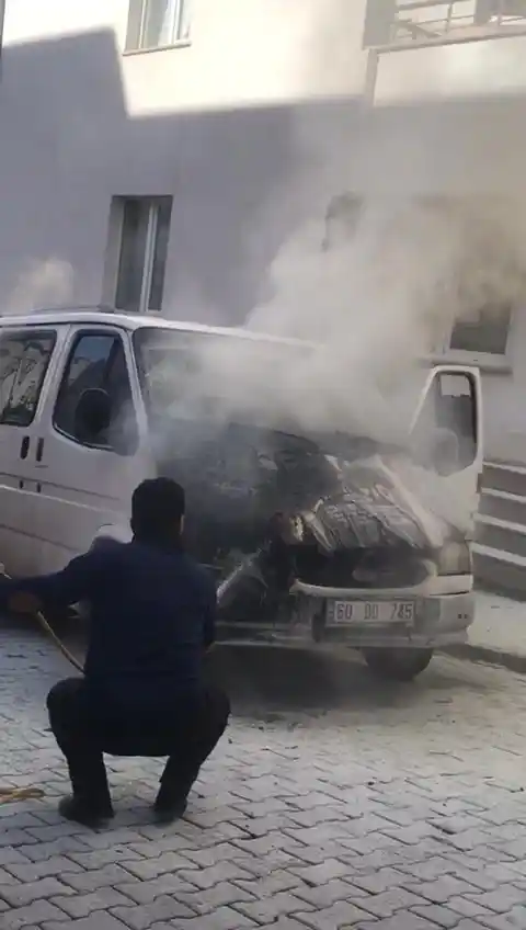 Yanan minibüsü yangın tüpü ve hortumla su tutup söndürdü
