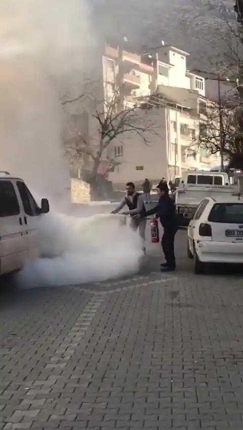 Yanan minibüsü yangın tüpü ve hortumla su tutup söndürdü