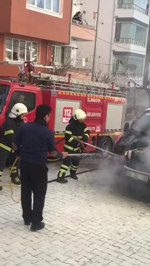 Yanan minibüsü yangın tüpü ve hortumla su tutup söndürdü