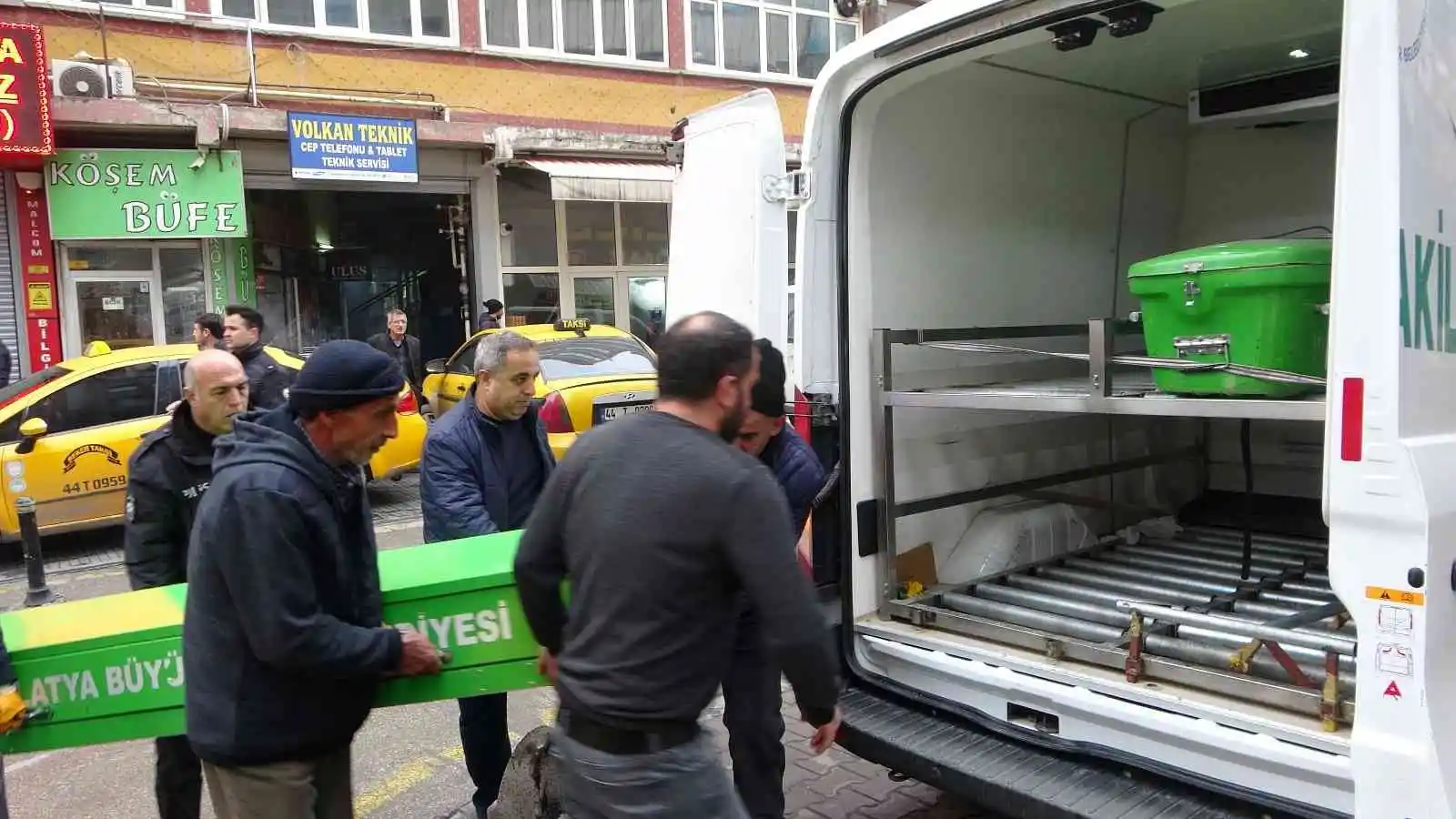Yarı çıplak halde ölü bulundu