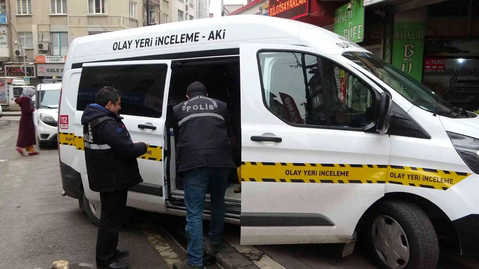 Yarı çıplak halde ölü bulundu