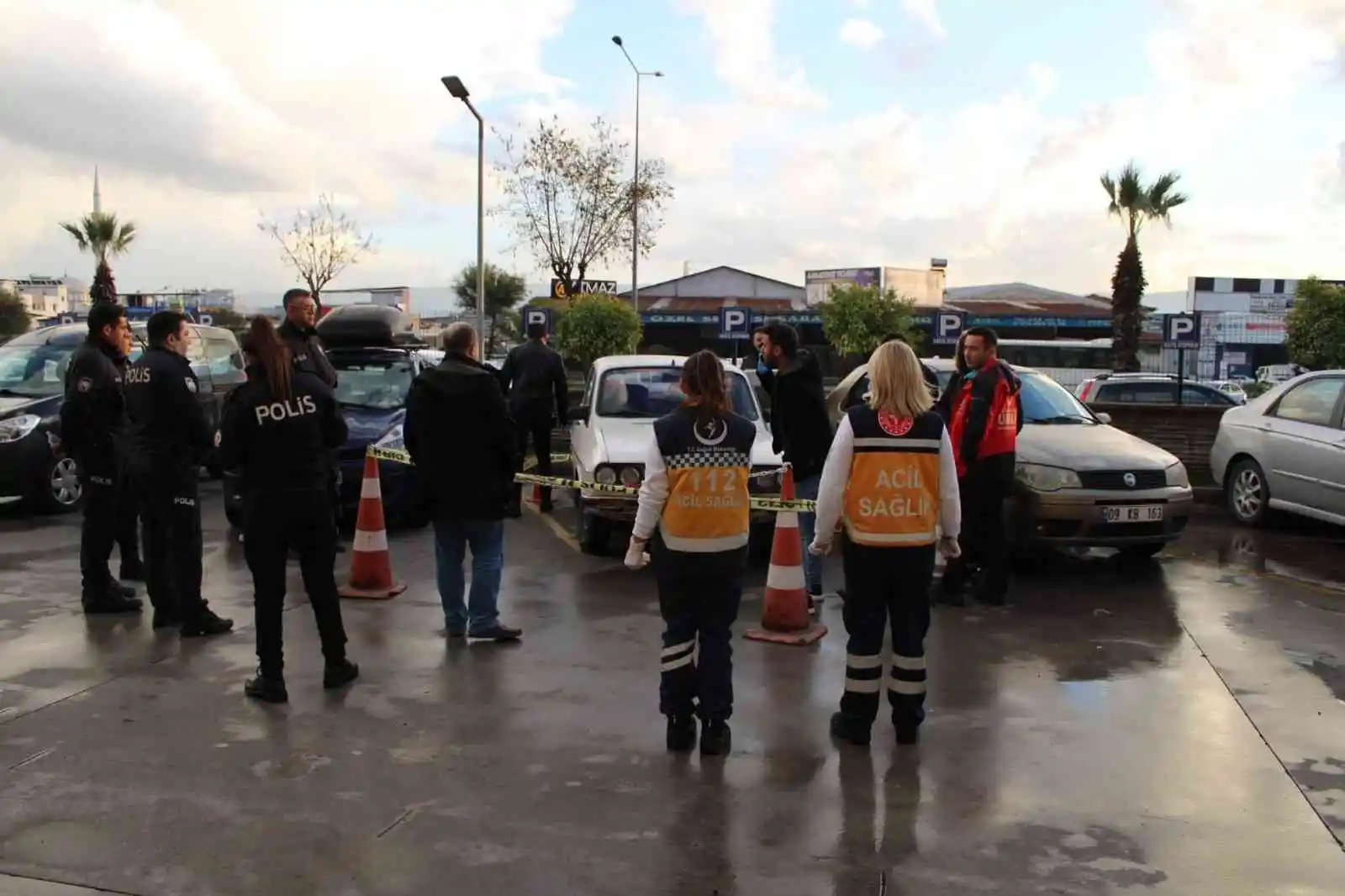 Yaşlı adam arabada ölü bulundu