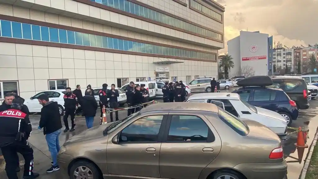 Yaşlı adam arabada ölü bulundu