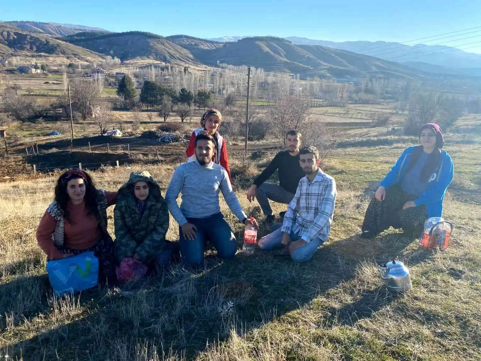 Yer aynı, arkadaşlar aynı, tarih farklı: Elazığ'da 7 çocukluk arkadaşı, 18 yıl sonra aynı yerde buluşup ayını fotoğrafı çektirdi