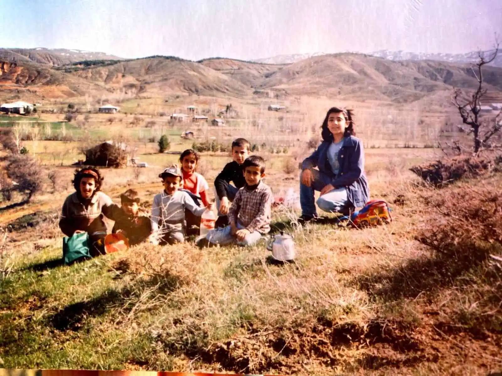 Yer aynı, arkadaşlar aynı, tarih farklı: Elazığ’da 7 çocukluk arkadaşı, 18 yıl sonra aynı yerde buluşup ayını fotoğrafı çektirdi