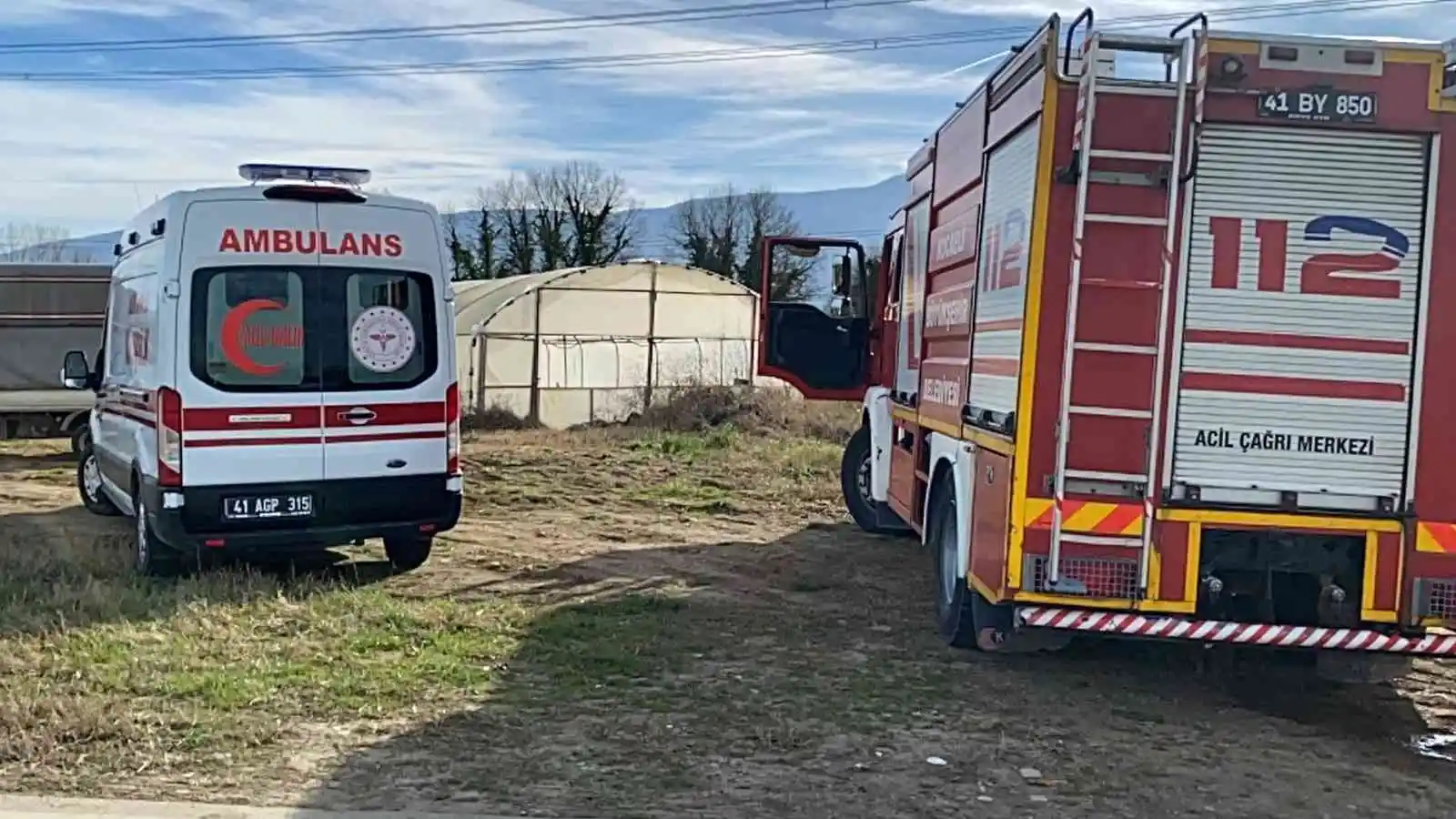 Yere attığı sigara otları tutuşturdu, yüzü ve bacağı yandı