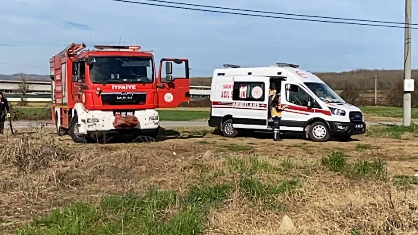 Yere attığı sigara otları tutuşturdu, yüzü ve bacağı yandı