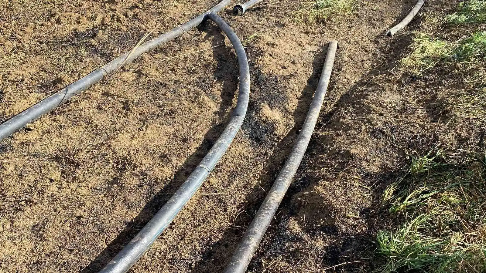 Yere attığı sigara otları tutuşturdu, yüzü ve bacağı yandı