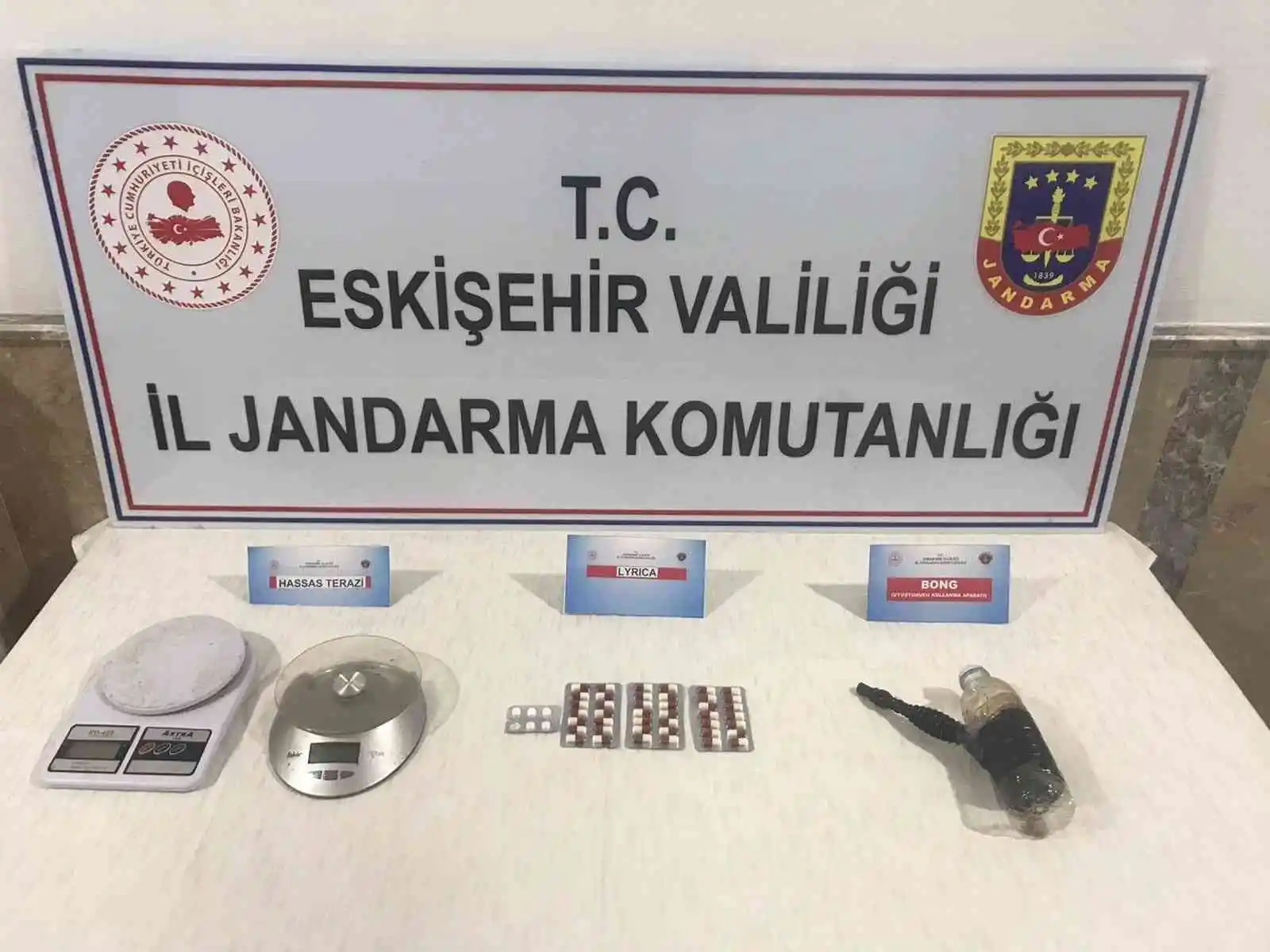 Yeşil reçeteli hap ticareti yapan şahıslar suçüstü yakalandı
