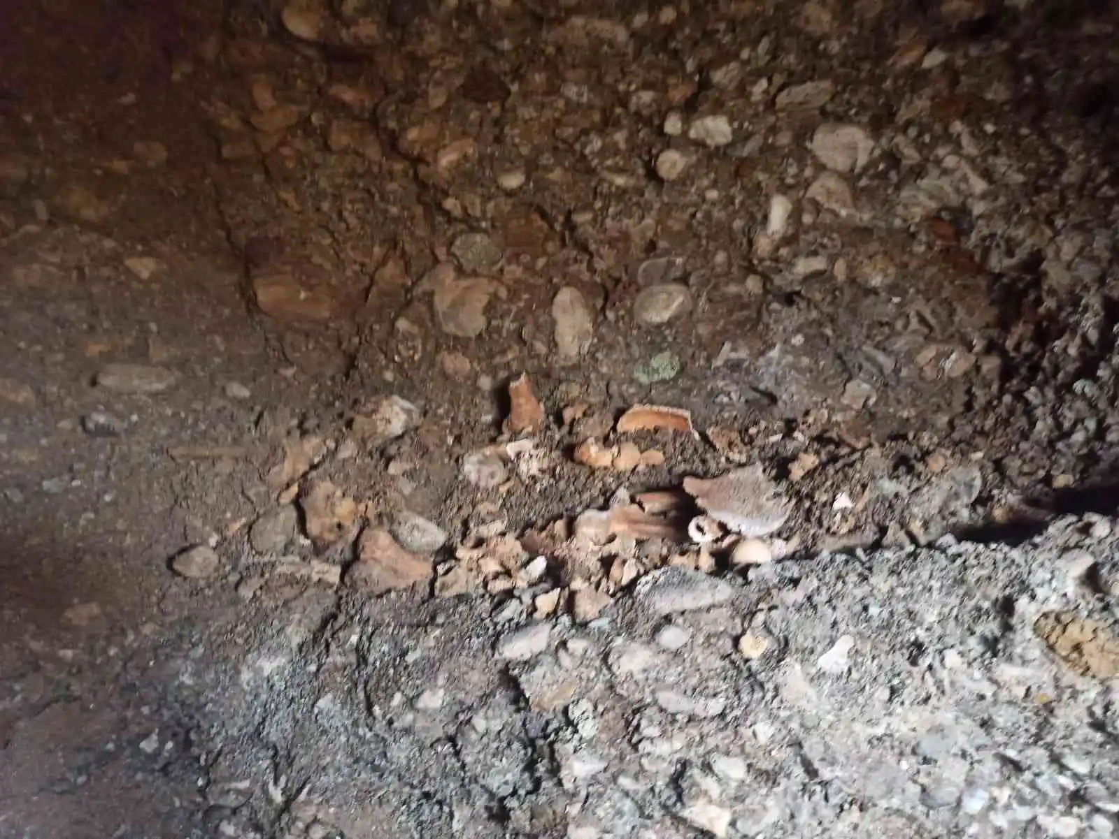Yol çalışmasında 1600 yıllık oda mezar bulundu