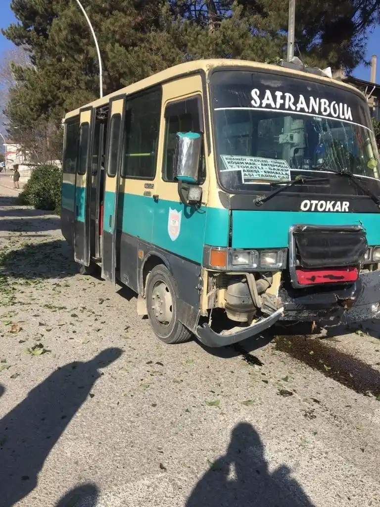 Yolcu minibüsü refüjdeki ağaca çarptı: 1 yaralı
