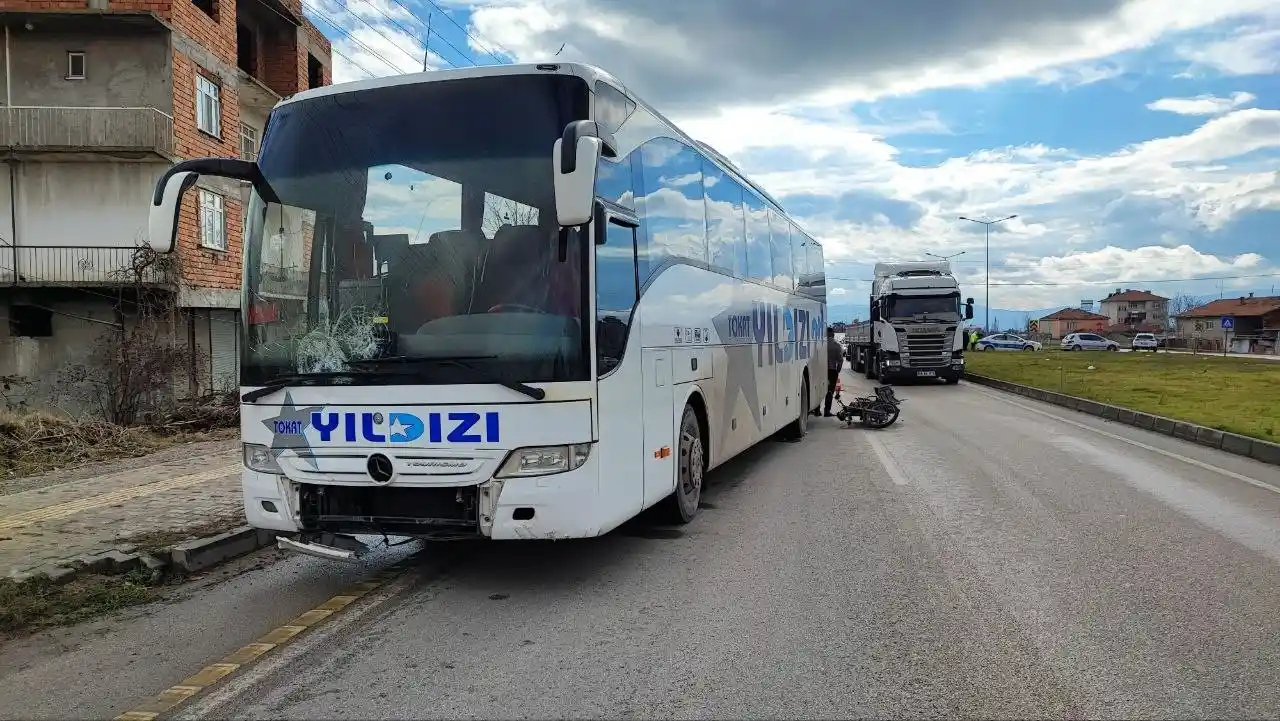 Yolcu otobüsüyle çarpışan motosikletteki genç hayatını kaybetti