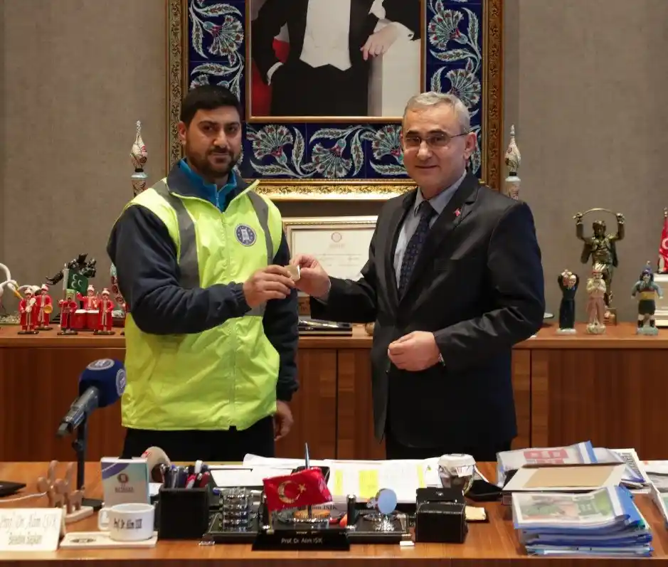 Yolda bulduğu cüzdanı sahibine teslim eden personel ödüllendirildi