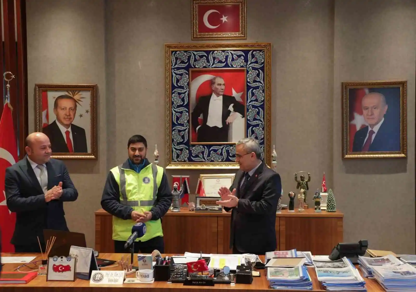 Yolda bulduğu cüzdanı sahibine teslim eden personel ödüllendirildi