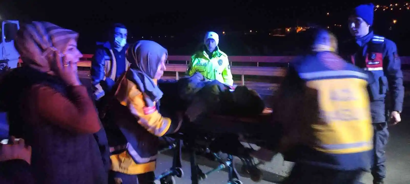 Yolda kalan sürücüye yardım etmek için duran karayolları ekibinin aracına tır çarptı: 3 yaralı