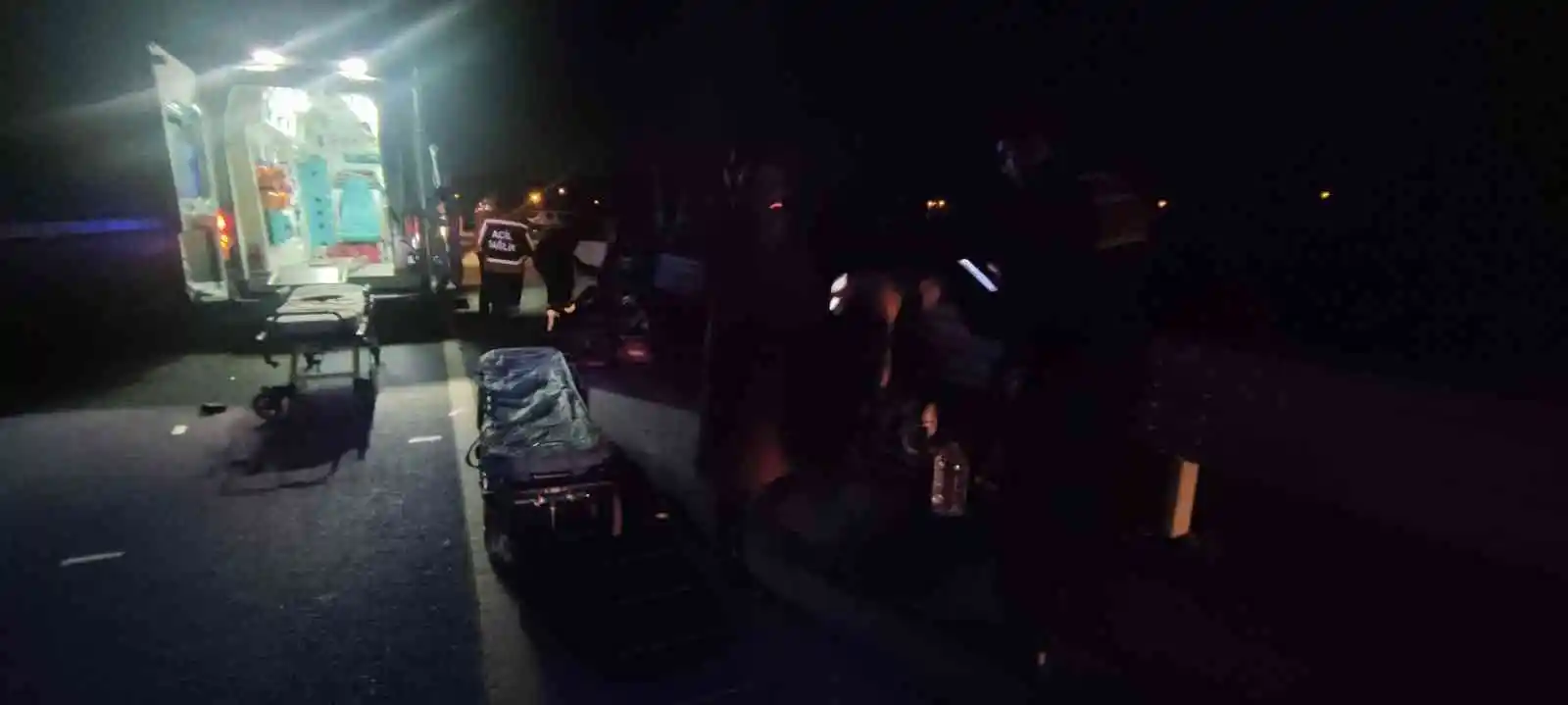 Yolda kalan sürücüye yardım etmek için duran karayolları ekibinin aracına tır çarptı: 3 yaralı