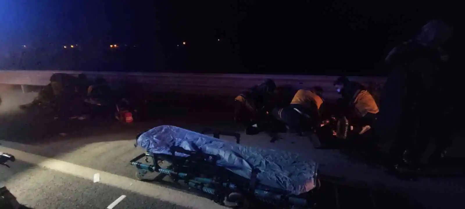 Yolda kalan sürücüye yardım etmek için duran karayolları ekibinin aracına tır çarptı: 3 yaralı
