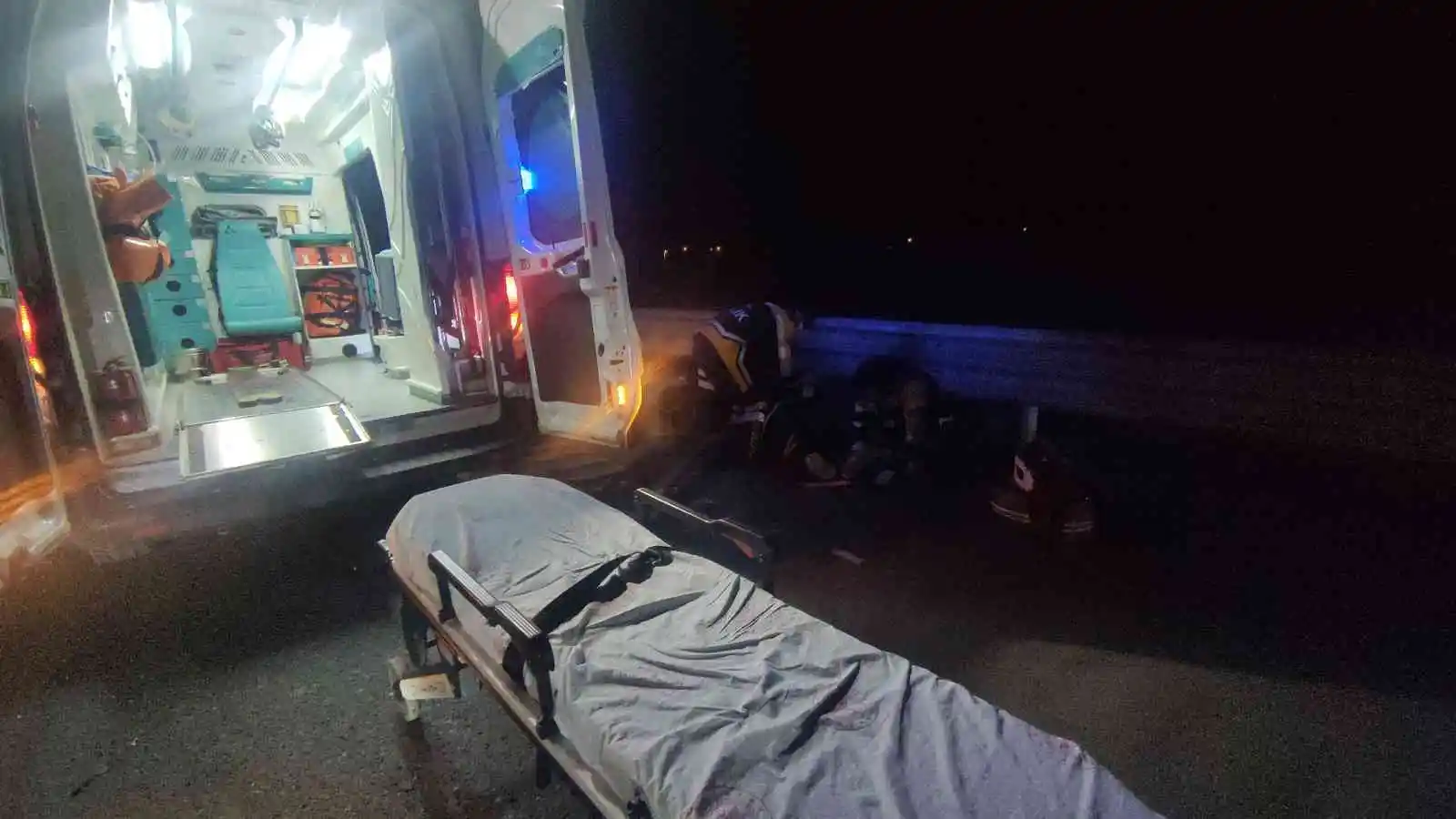 Yolda kalan sürücüye yardım etmek için duran karayolları ekibinin aracına tır çarptı: 3 yaralı
