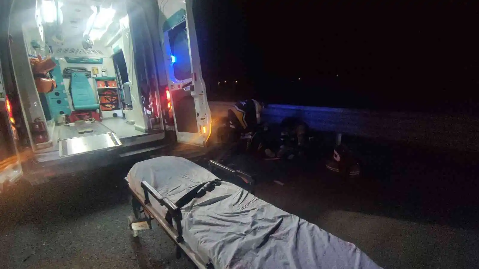 Yolda kalan sürücüye yardım etmek için duran karayolları ekibinin aracına tır çarptı: 3 yaralı