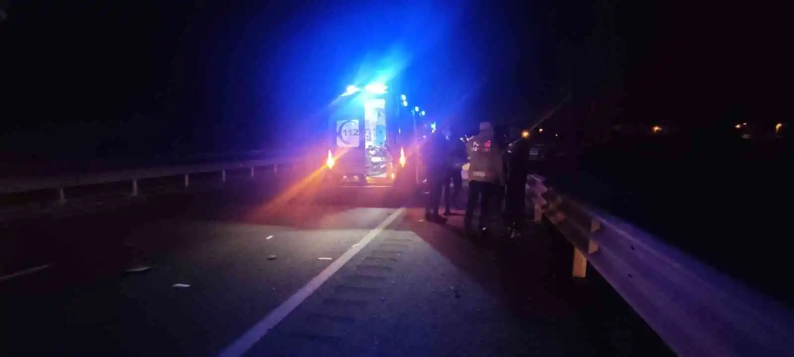 Yolda kalan sürücüye yardım etmek için duran karayolları ekibinin aracına tır çarptı: 3 yaralı