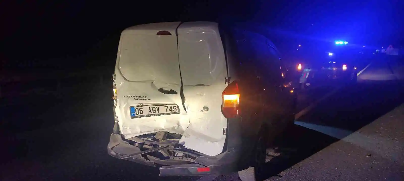 Yolda kalan sürücüye yardım etmek için duran karayolları ekibinin aracına tır çarptı: 3 yaralı