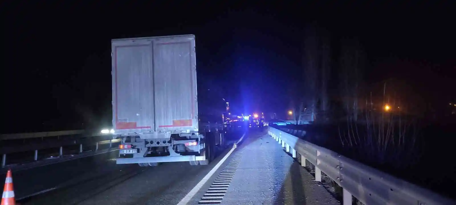 Yolda kalan sürücüye yardım etmek için duran karayolları ekibinin aracına tır çarptı: 3 yaralı