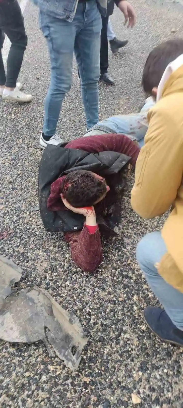 Yolda yatan yaralı ile yardıma gelenler arasında ilginç diyalog