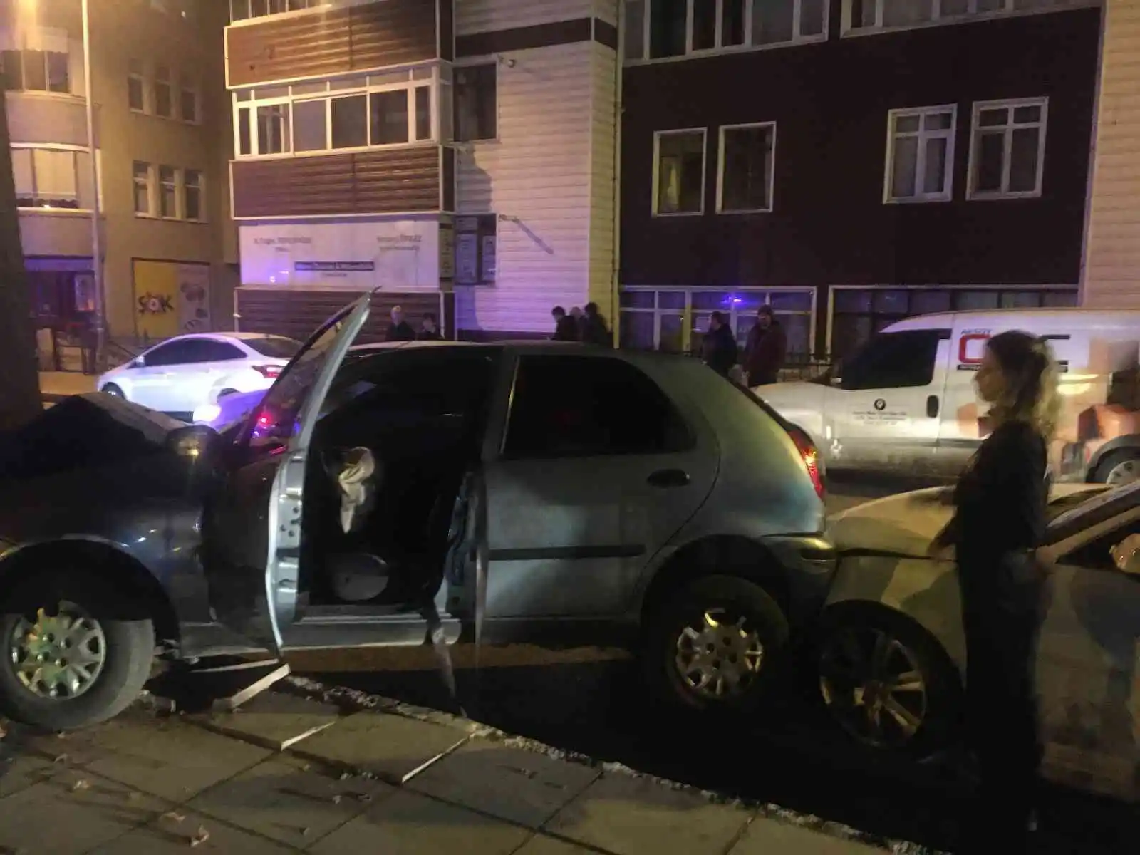 Yoldan çıkan otomobil ağaca çarptı: 3 yaralı