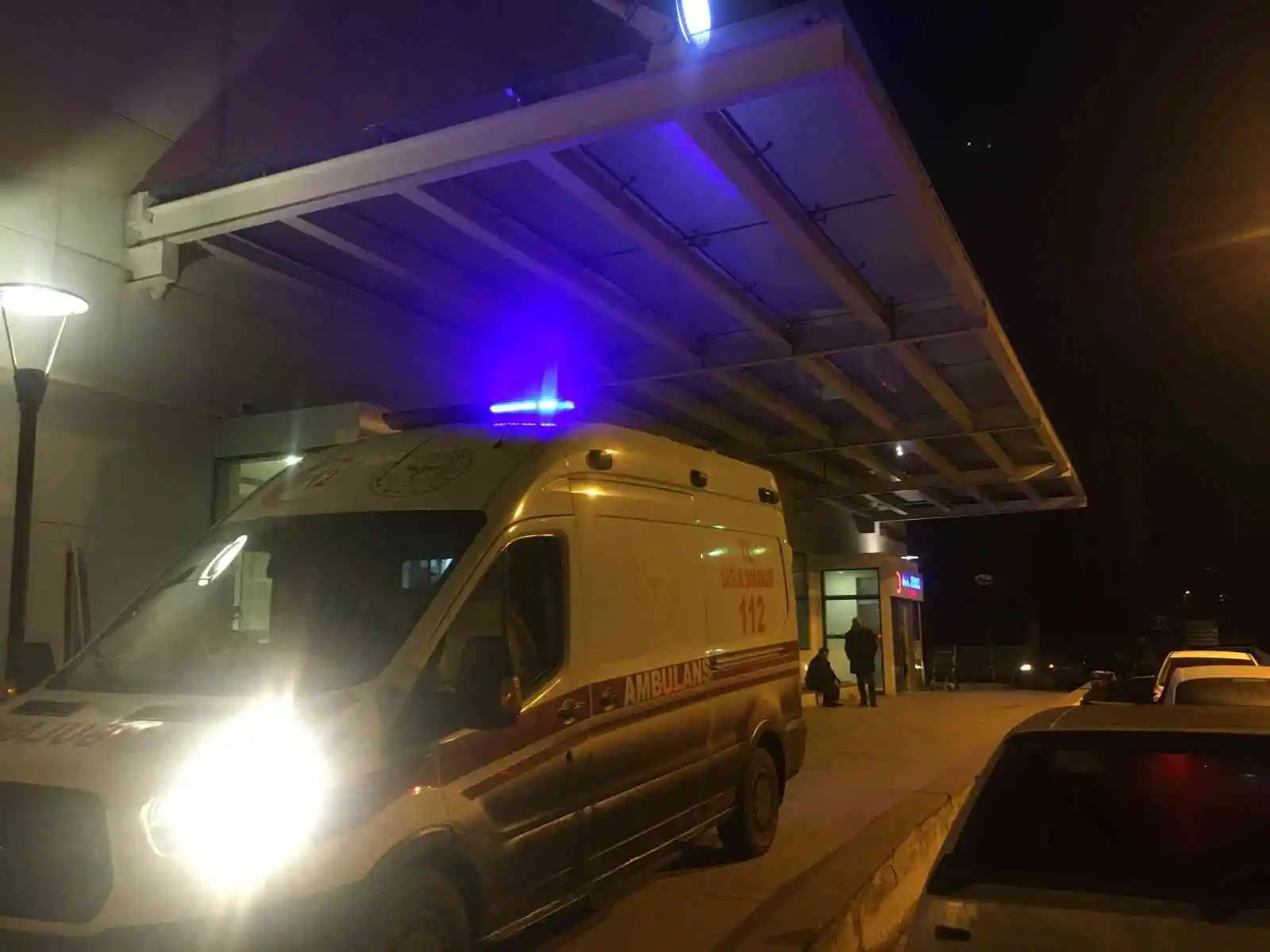 Yoldan çıkan otomobil ağaca çarptı: 3 yaralı