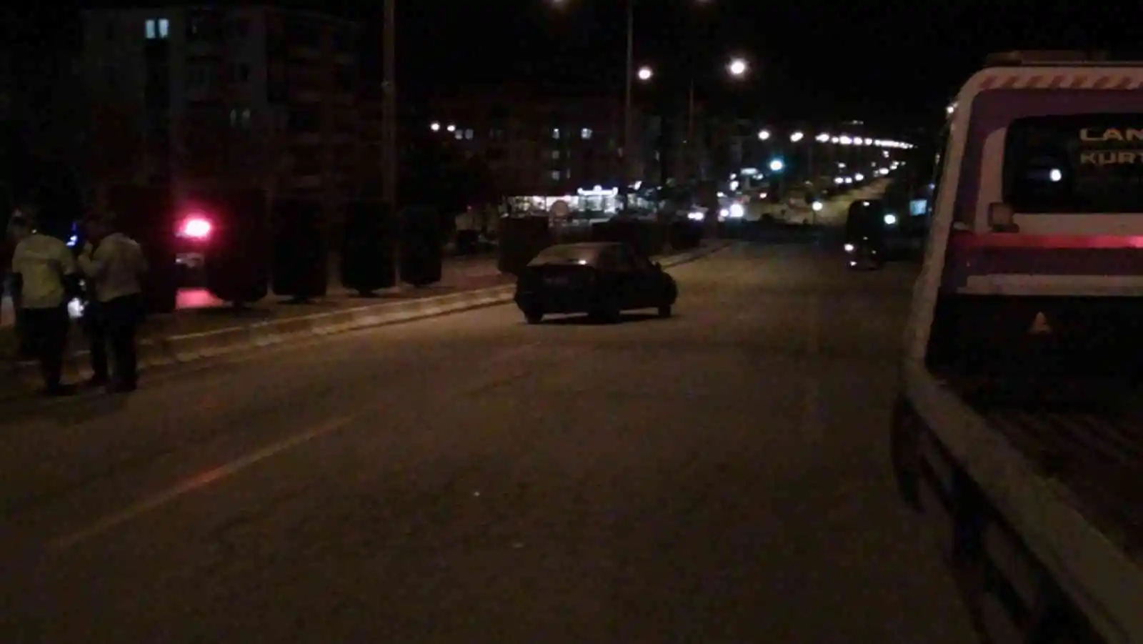 Yolun karşısına geçmeye çalışan anne ve oğluna otomobil çarptı