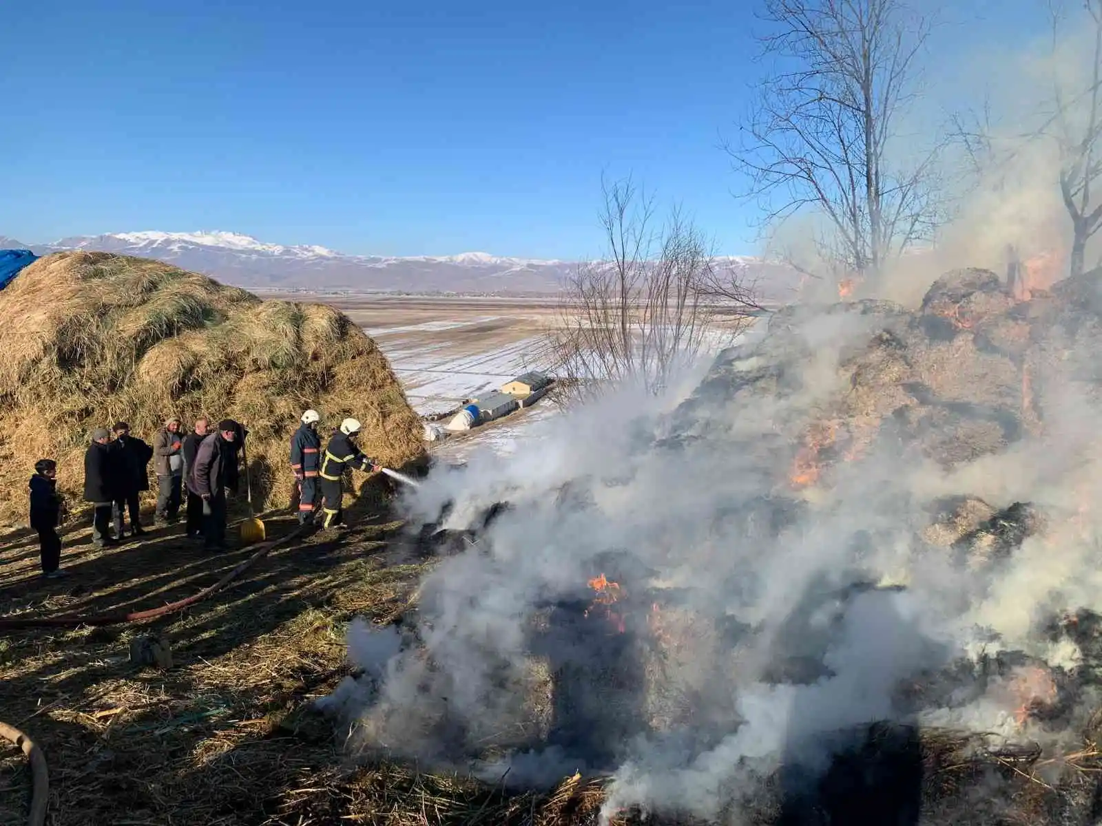 Yüksekova’da 4 bin bağ ot yandı