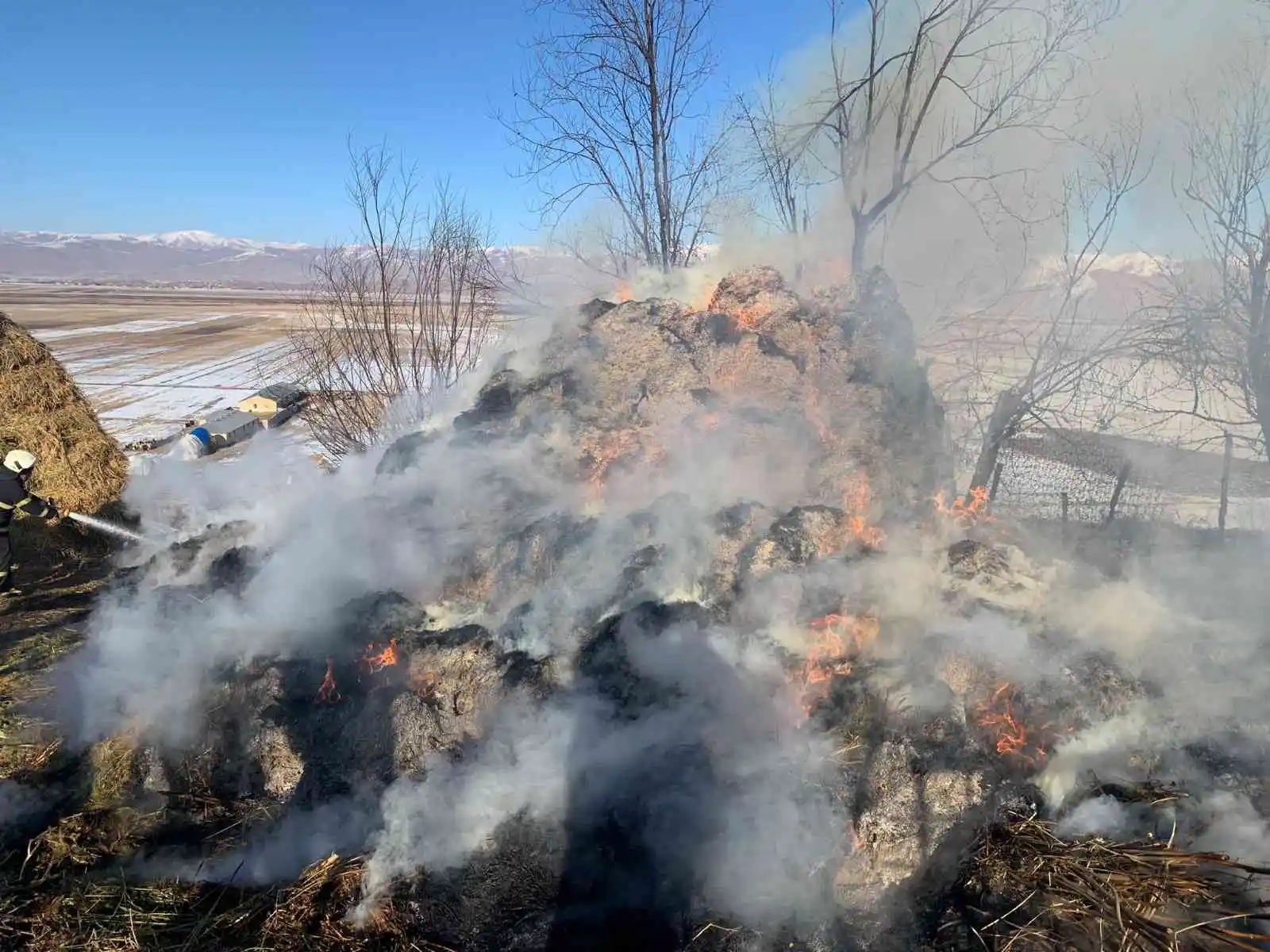 Yüksekova’da 4 bin bağ ot yandı