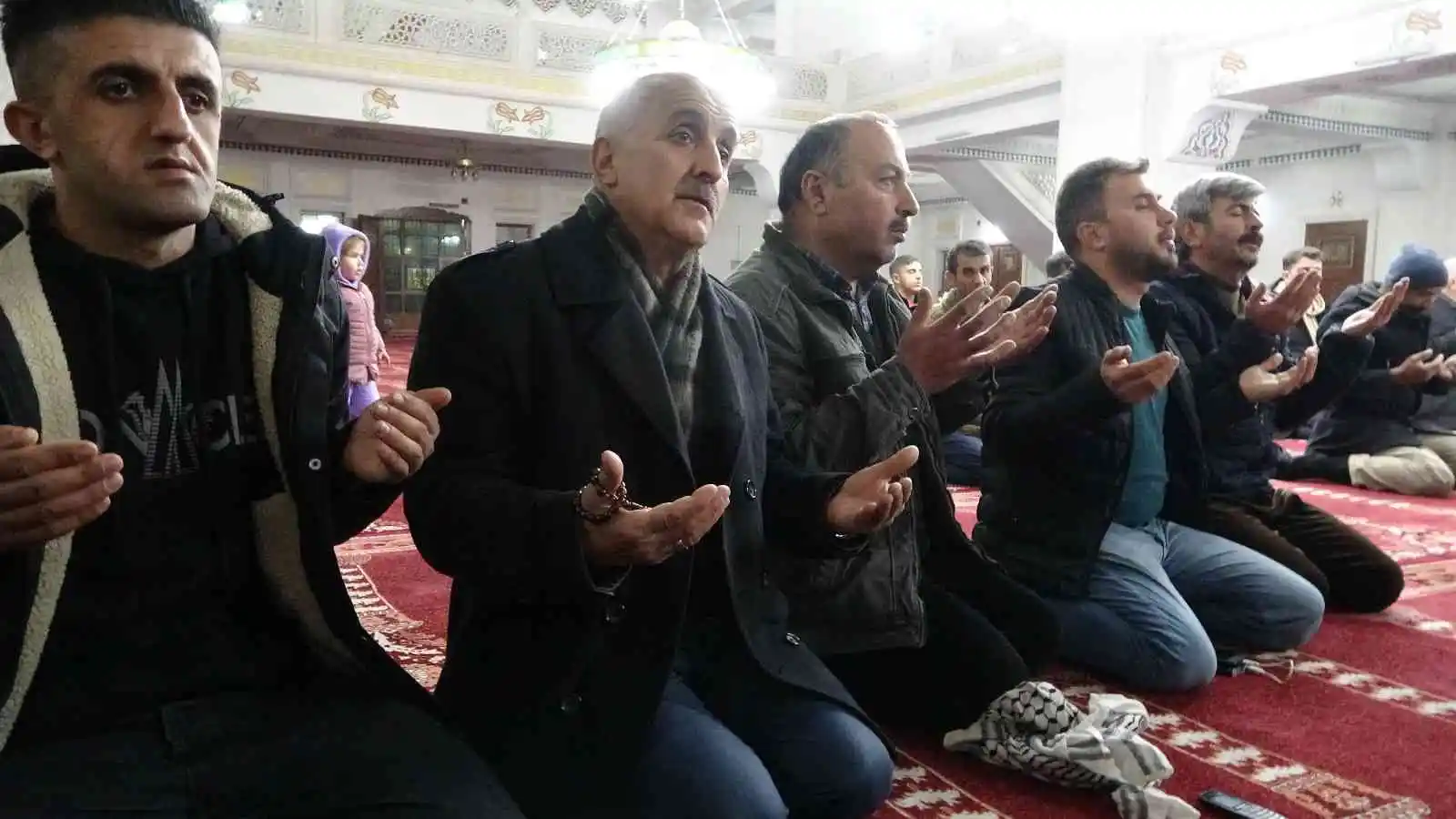 Yüksekova’da camiler doldu, eller semaya kalktı