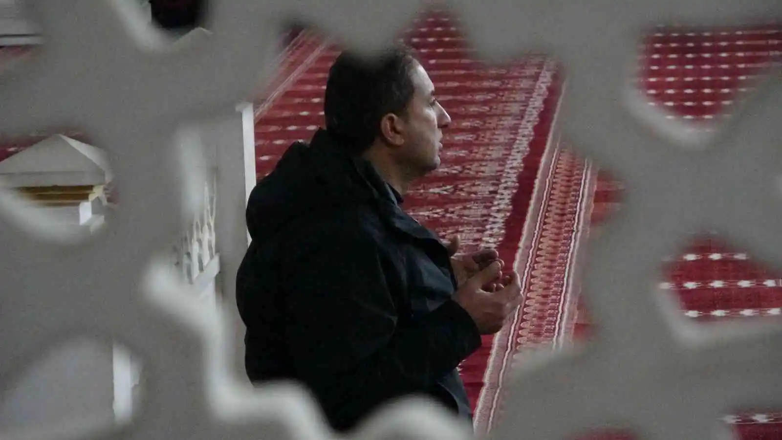 Yüksekova’da camiler doldu, eller semaya kalktı