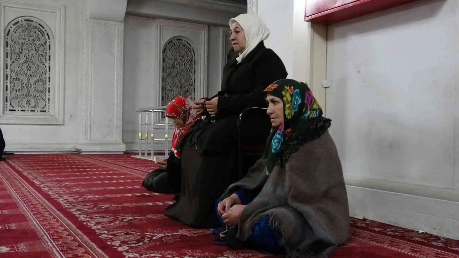 Yüksekova’da camiler doldu, eller semaya kalktı