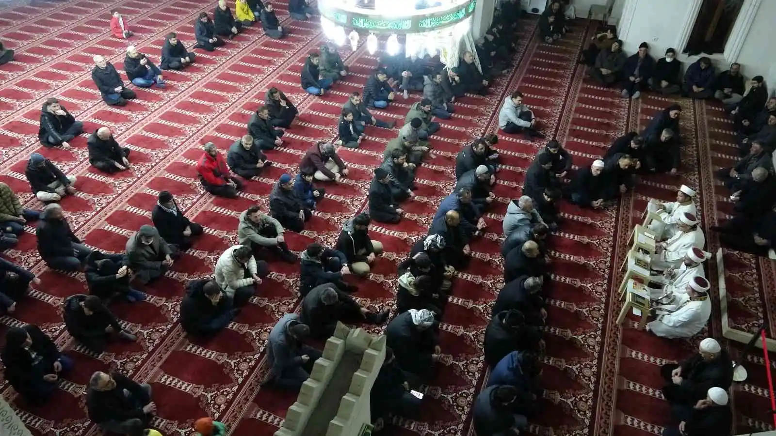 Yüksekova’da camiler doldu, eller semaya kalktı