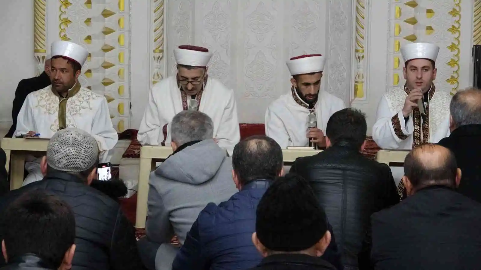 Yüksekova’da camiler doldu, eller semaya kalktı