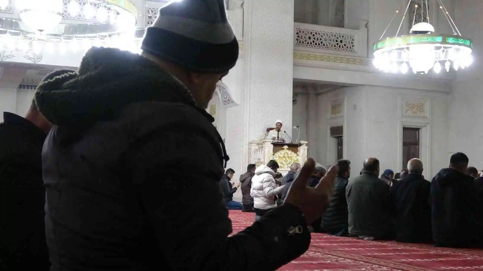 Yüksekova’da camiler doldu, eller semaya kalktı