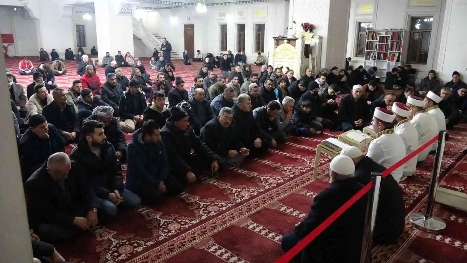 Yüksekova’da camiler doldu, eller semaya kalktı