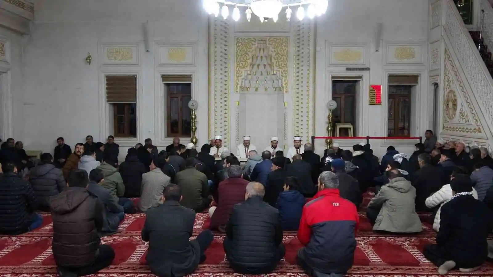 Yüksekova’da camiler doldu, eller semaya kalktı