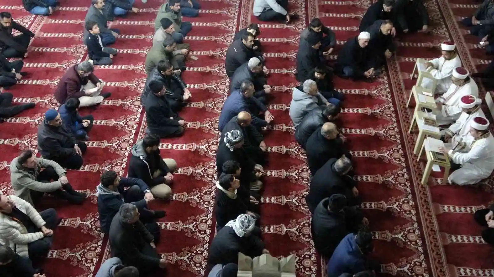 Yüksekova’da camiler doldu, eller semaya kalktı
