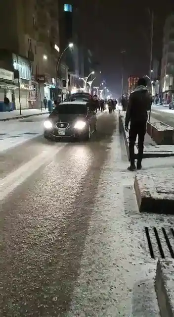 Yüksekova’da Galatasaraylılar sevinçlerini caddelere taşıdı