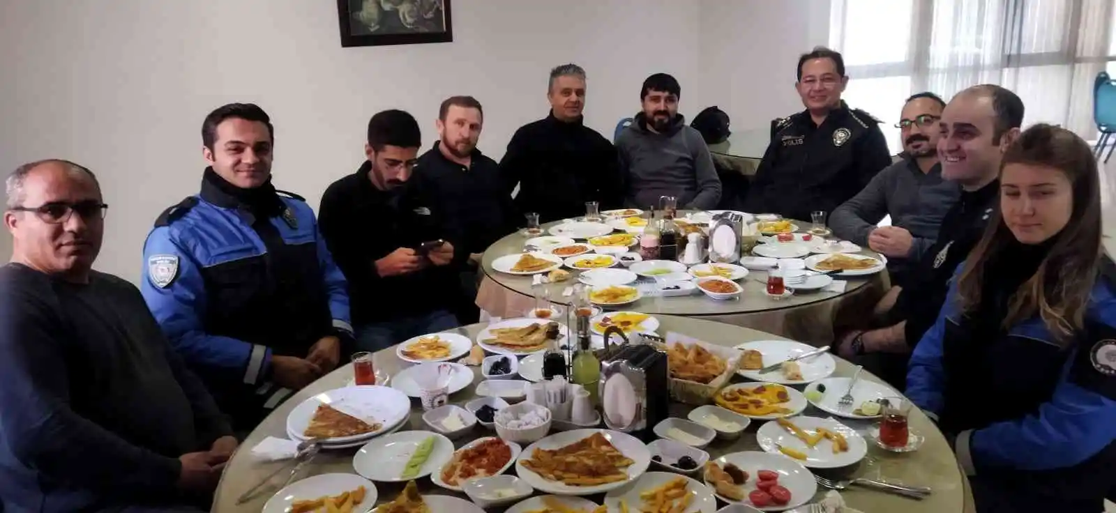 Yüksekova emniyeti gazetecilerle bir araya geldi