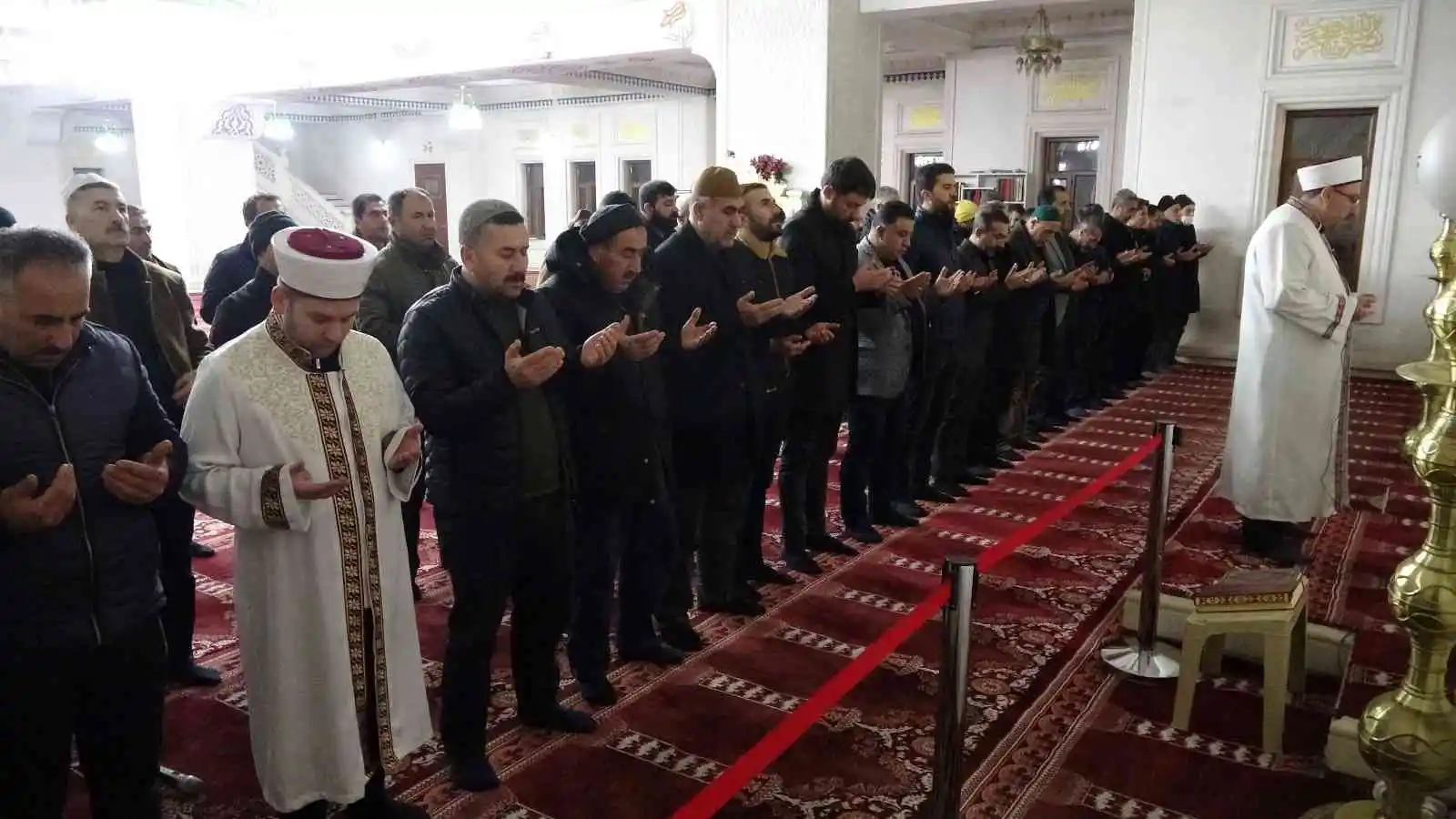Yüksekovalılar İsveç'te Kur'an-ı Kerim'i yakan Rasmus Paludan'ın çirkin eylemine karşı sabah namazında dualarla tepki gösterdiler