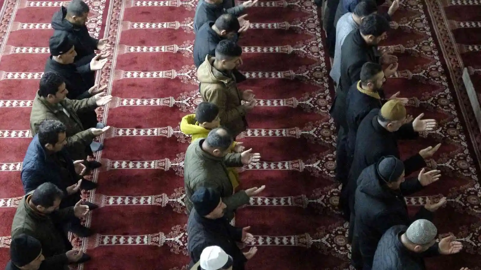 Yüksekovalılar İsveç’te Kur’an-ı Kerim’i yakan Rasmus Paludan’ın çirkin eylemine karşı sabah namazında dualarla tepki gösterdiler