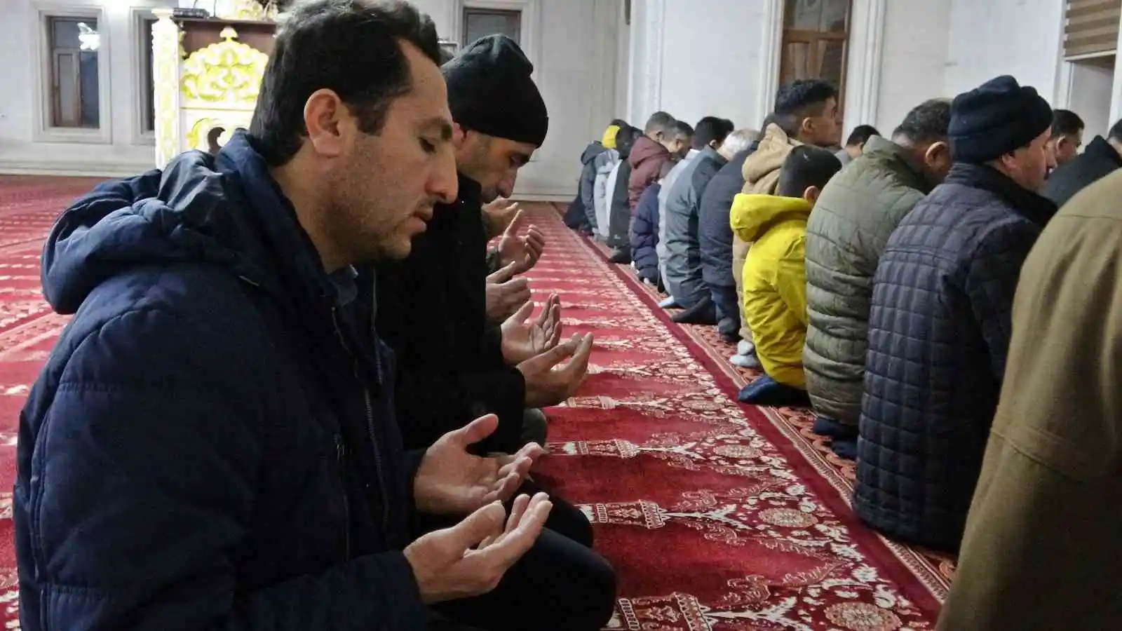 Yüksekovalılar İsveç’te Kur’an-ı Kerim’i yakan Rasmus Paludan’ın çirkin eylemine karşı sabah namazında dualarla tepki gösterdiler